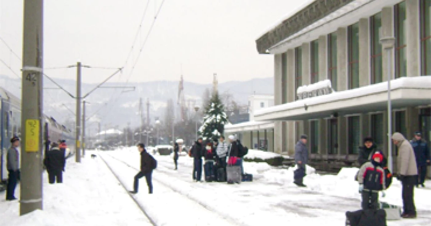 Pasagerii au aşteptat ore în şir pe peron.