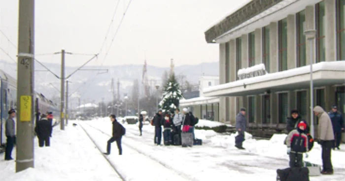 Pasagerii au aşteptat ore în şir pe peron.