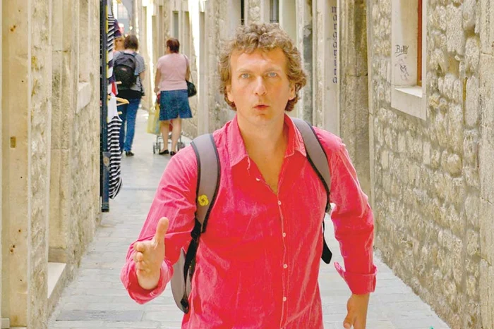 Florin Saşca,  prezentatorul  emisiunii „Cu lumea  în cap”, de la  Prima TV, la  cascada din Parcul  Naţional Krka (Fotografii: Prima Tv)