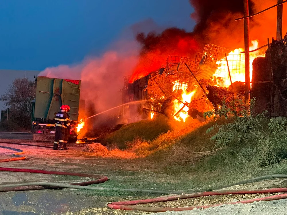 Incendiul se manifestă violent. FOTO ISU Dobrogea