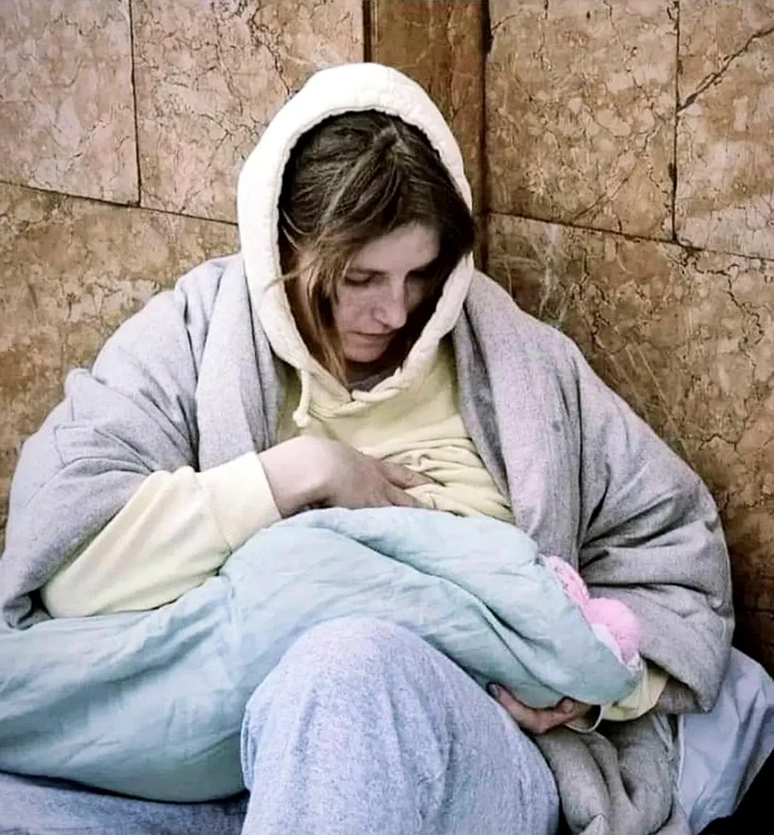 Scenă dramatică: o mamă își alăptează pruncul în metroul din Harkov - foto Twitter