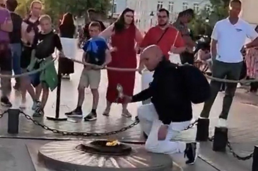Franța a retras permisul de ședere unui marocan care a aprins o țigară de la flacăra Monumentului Soldatului Necunoscut din Paris