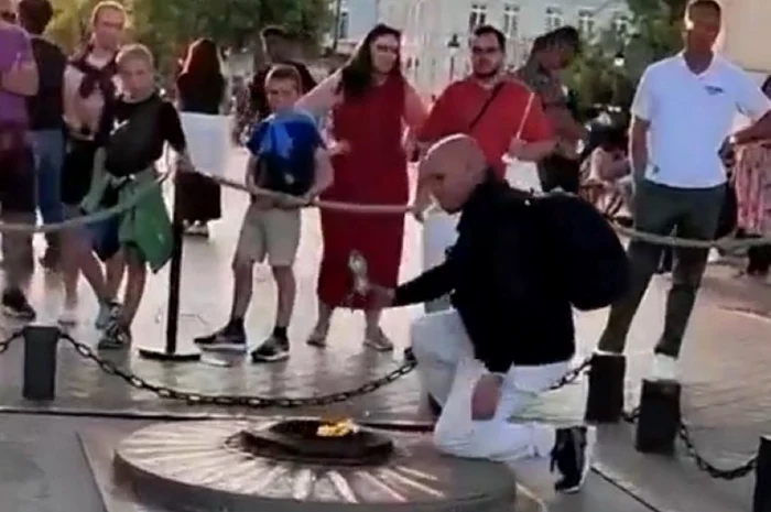 Un marocan și-a aprins țigara de la un monument comemorativ FOTO: X