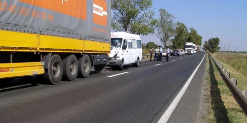 În urma impactului microbuzul a fost avariat