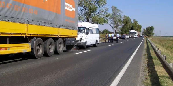 În urma impactului microbuzul a fost avariat