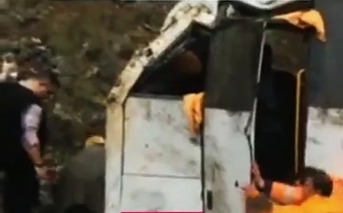 
    Un accident de microbuz s-a produs în Turcia, luni, 14 martiefoto: captură video Digi 24  