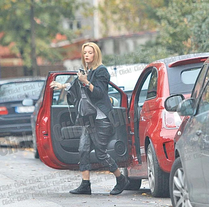 Vedeta a coborât din noul ei autoturism şi s-a îndreptat către o cafenea din Dotobanţi