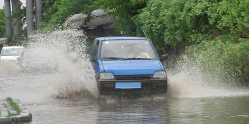 Maşinile şi-au făcut loc cu greu prin apă