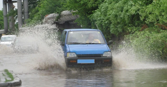Maşinile şi-au făcut loc cu greu prin apă