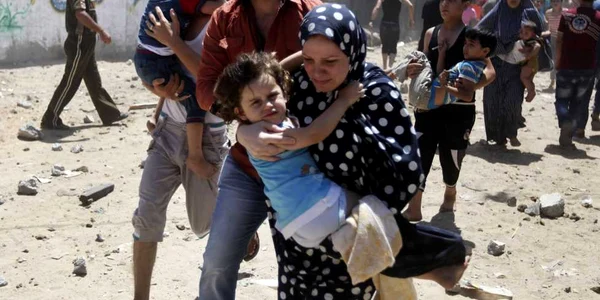 Palestinieni fug dintr-o casă lovită de un atac aerian israelian în oraşul Gaza FOTO Reuters