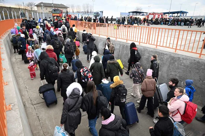 Refugiați ucraineni intrând în România după invazia rusă FOTO Getty Images