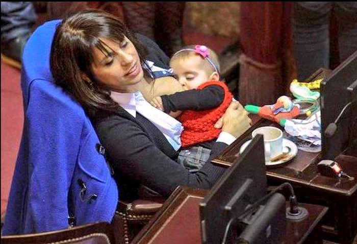 
    Femeii nu i-a păsat de privirile colegilor din ParlamentFoto: Twitter  