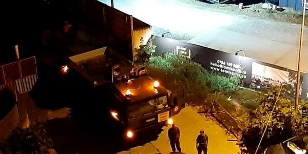 Camion militar blocat de o masina FOTO FB Parchez ca un bou