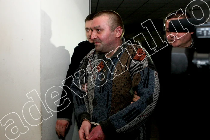 
    Dănuţ Bâtă a fost dus în cătuşe la instanţă, dar a fost pus în libertate de judecători  