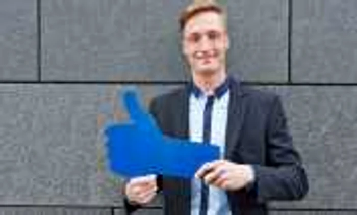 Un gentleman trebuie să dea LIKE pozelor postate de iubită pe Facebook FOTO: Shutterstock