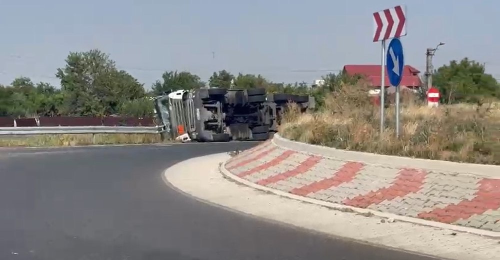 Pericol de explozie după ce o cisternă cu gaz metan s-a răsturnat în Vaslui. Mai multe persoane au fost evacuate de urgență din case