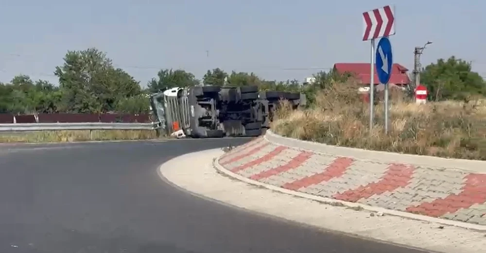 Pericol de explozie după ce o cisternă cu gaz metan s-a răsturnat în Vaslui. Mai multe persoane au fost evacuate de urgență din case