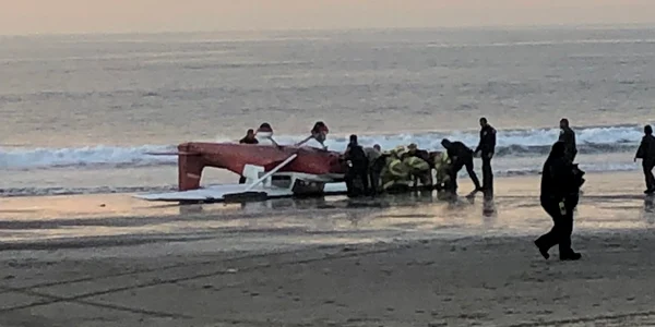 Un avion de mici dimensiuni s a prăbuşit pe o plajă din Santa Monica Foto: Twitter @josh18nieeeld