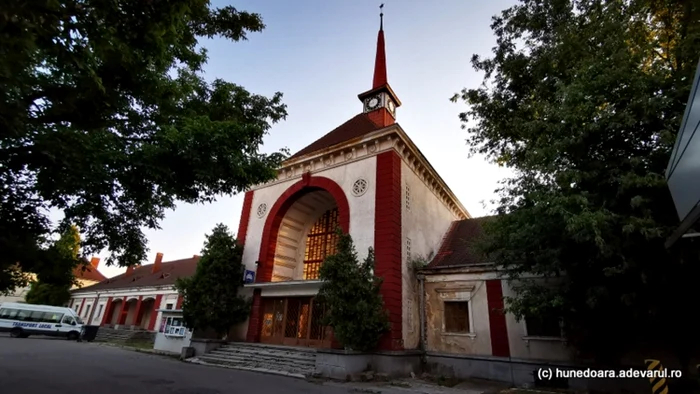 Clădirea de călători a staţiei CFR din Huendoara. FOTO: Daniel Guţă. ADEVĂRUL.