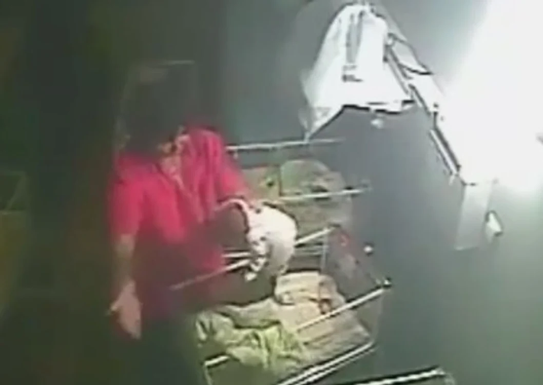 
    Asistenta medicală a traumatizat fizic și psihic bebelușul pentru că nu se oprea din plânscaptură: YouTube  
