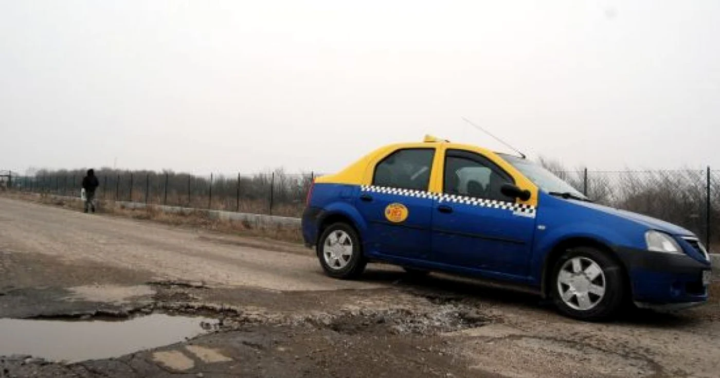 Gropile de pe strada Strehareţi sunt un obstacol în calea maşinilor