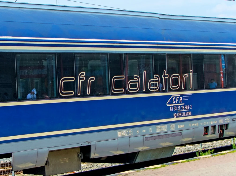 Sute de călători au rămas blocați în gări. FOTO: Shutterstock