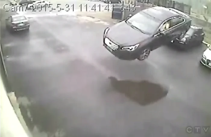 Imaginile arată cum mașina întră în coliziune cu zidul unui service autofoto: captură video