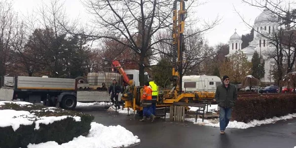 Lucrări forare studiu geo parcare subterană parc central Braşov. Foto