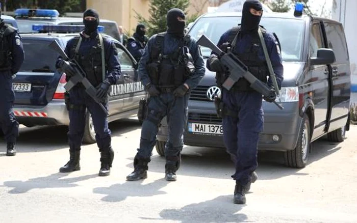 Perchezițiile sunt făcute de polițiști împreună cu luptători ai serviciilor pentru acțiuni speciale