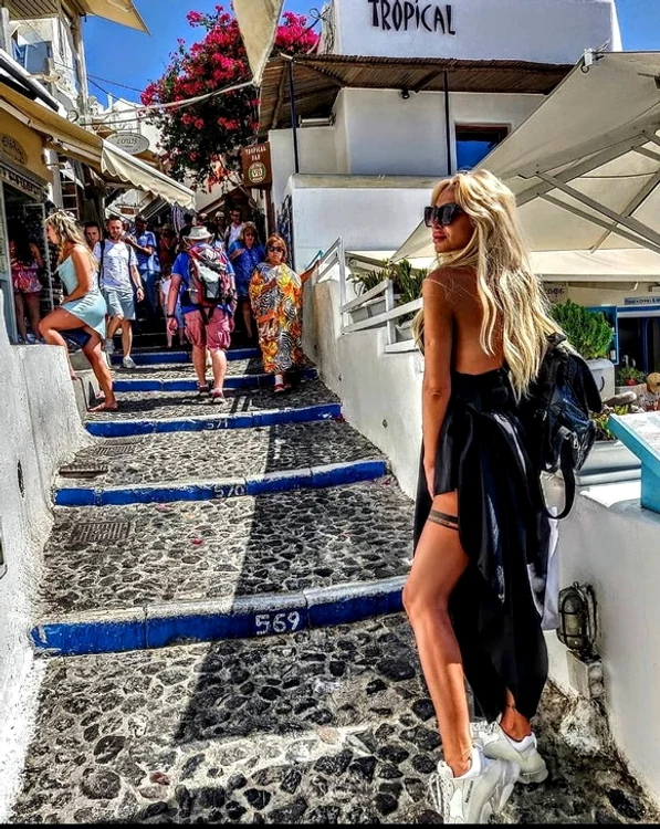 Victor Slav își ține privată viața intimă, însă la deschiderea noului magazin de parfumuri din Afi a venit cu iubita sa Selina, care este foarte sexy