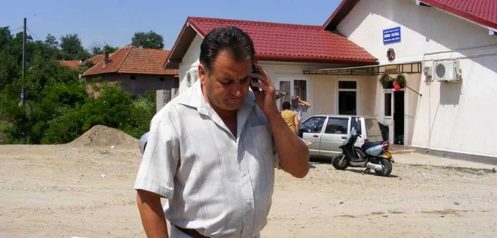 George Băzăvan, primarul PDL al comunei Malovăţ, se numără printre cei 30 de primari prezenţi în sală FOTO Corina Macavei