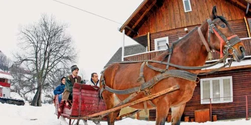 Turiştii se pot plimba  cu sania trasă de cai