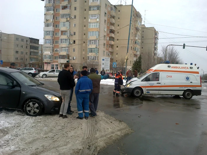 O ambulanţă a fost implicată într-un accident rutier FOTO Adevărul