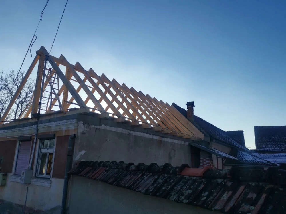 Pompierii din Făgăraş ajută o familie din Mândra să-şi refacă acoperişul ars FOTO ISU Braşov