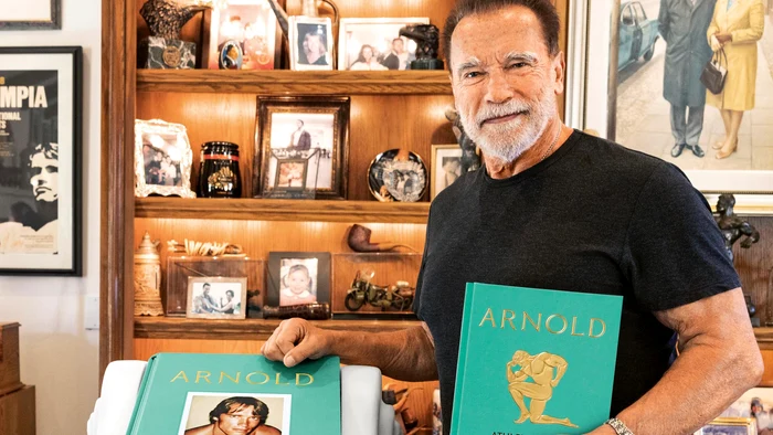 Arnold Schwarzenegger și cartea pe care urmează să o lanseze FOTO Twitter/ Academy Museum