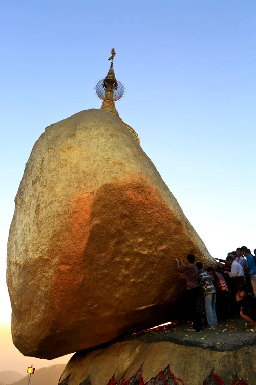 Tempul Golden Rock (Foto: Reuters)