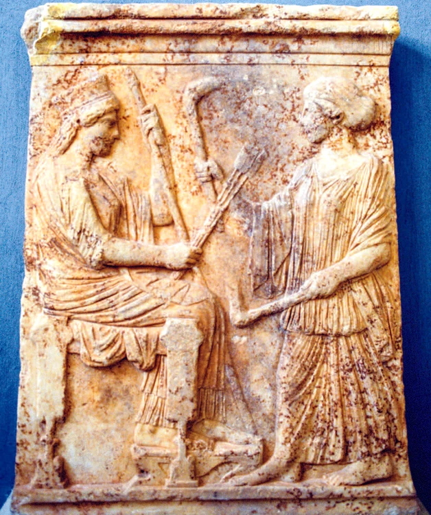 Zeiţa Demetra și fiica ei,  Persefona,  reprezentate pe o placă votivă datând din secolul V î.e.n.