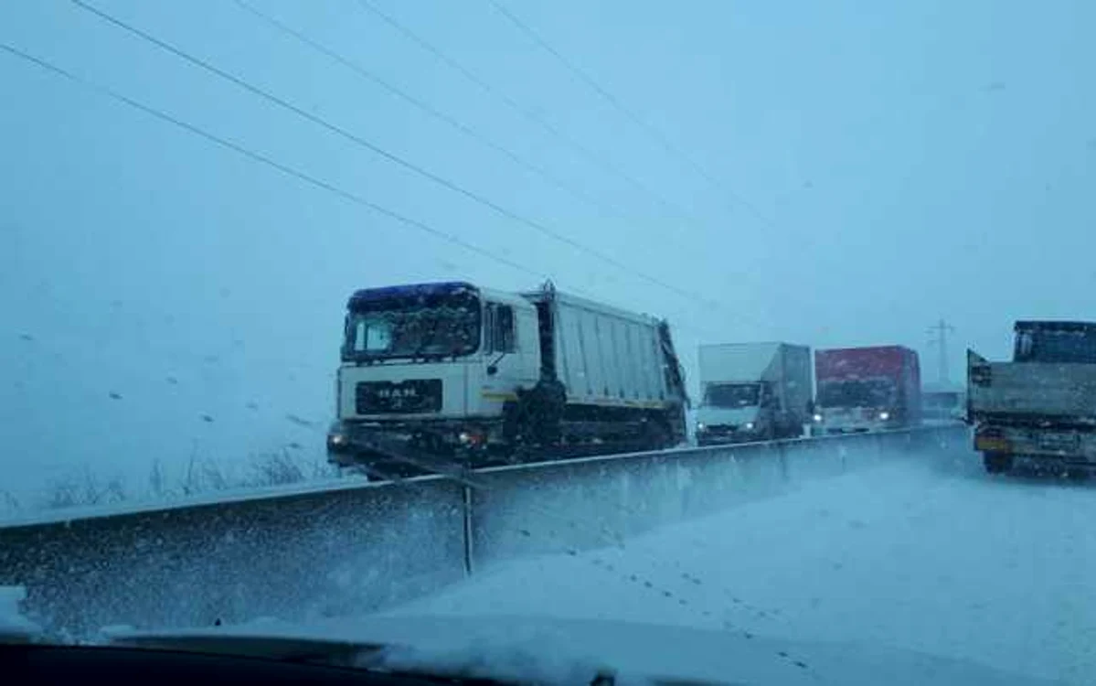 Drumul DN1D, la limita dintre judeţele Prahova şi Ialomiţa, este bocat din cauza zăpezii troienite