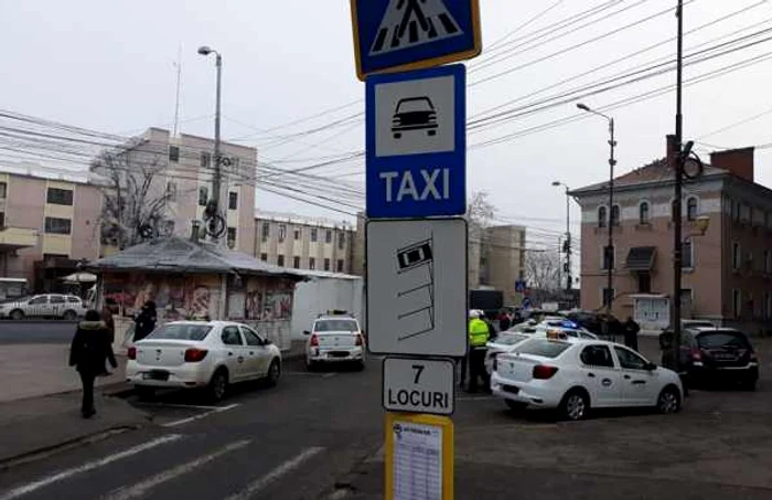 Taximetriştii au câteva locuri rezervate pentru ei în zona Gării de Nord