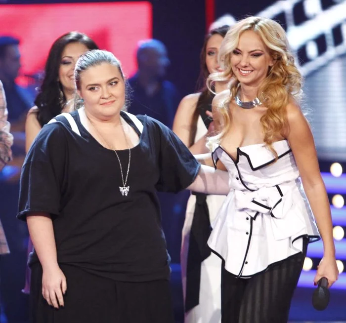 Oana Radu, în primul sezon al show-ului «Vocea României», lângă Roxana Ionescu
