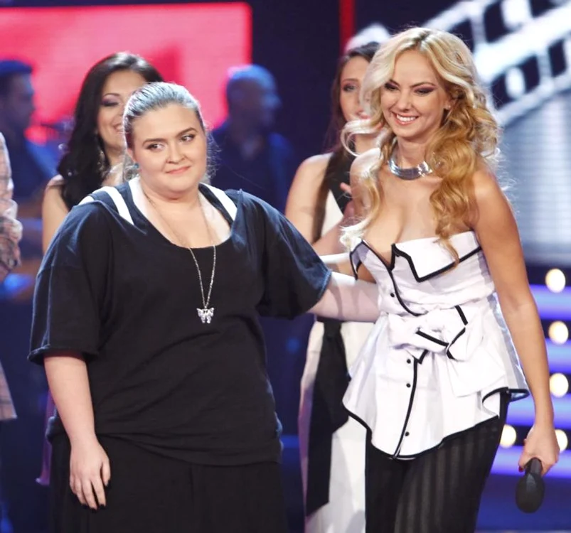 Oana Radu, în primul sezon al show-ului «Vocea României», lângă Roxana Ionescu