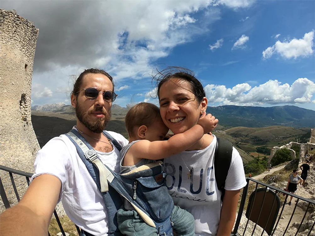 Rar vezi fotografii cu familia lui. Iat-o pe soția Ioana și băiețelul Petru, care are acum 4 ani