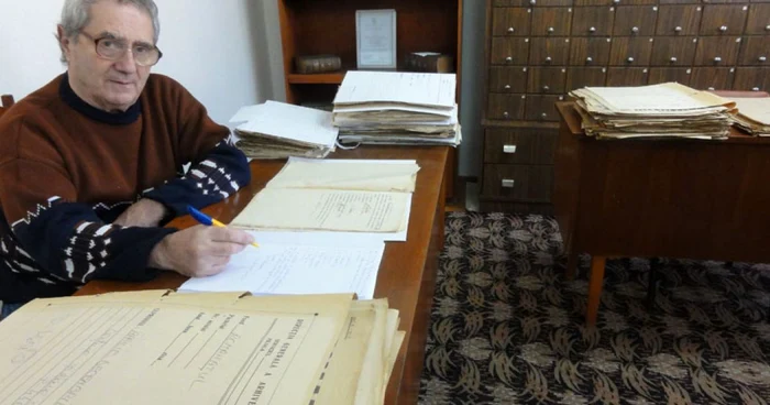 Cornel Manolescu, la un birou de la Serviciul Judeţean Olt al Arhivelor Naţionale (FOTO: Mugurel Manea)