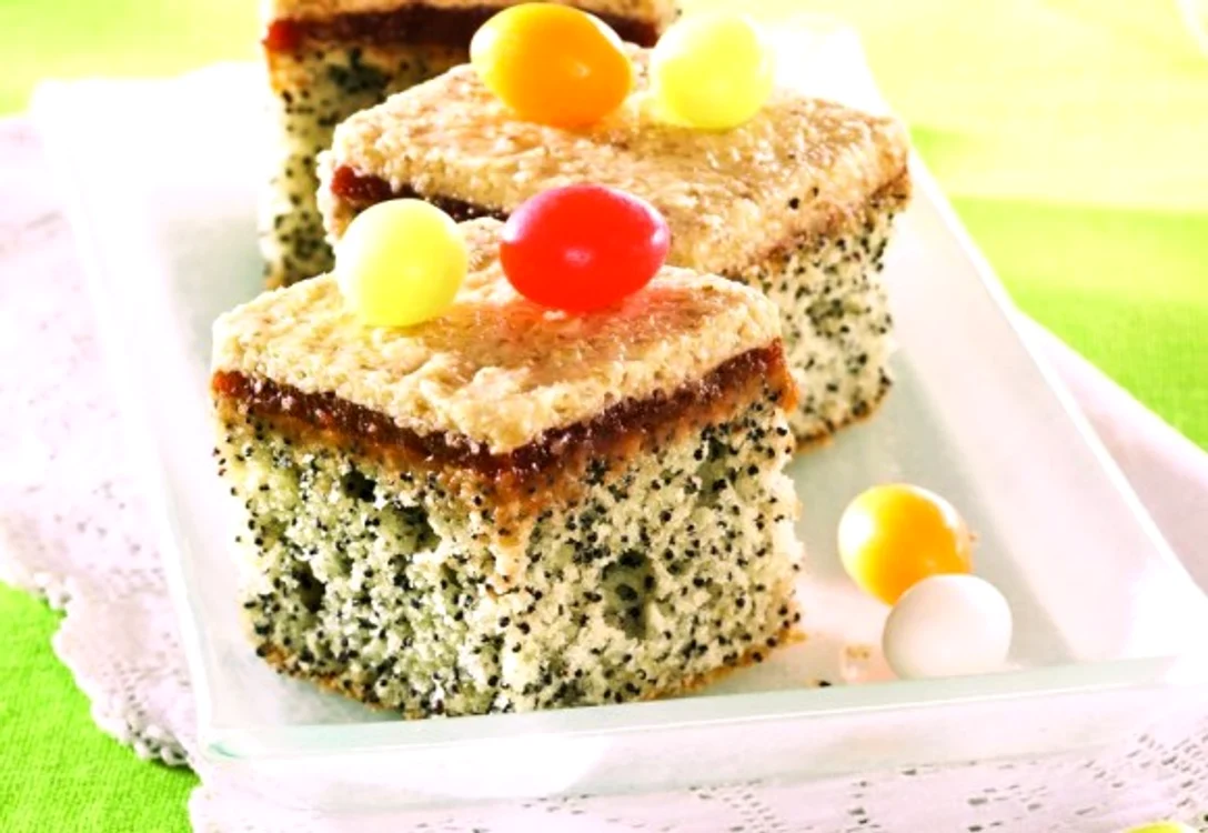 
    O prajitura delicioasa, cu mac, bezea și gem fin de caiseclickpoftabuna.ro  