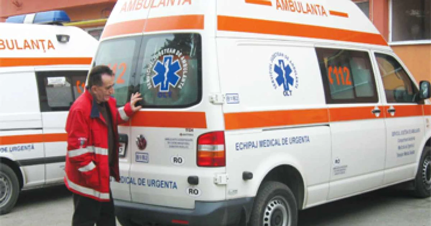 Şeful de la Ambulaţă verifică maşina condusa Gheorghe Mihai