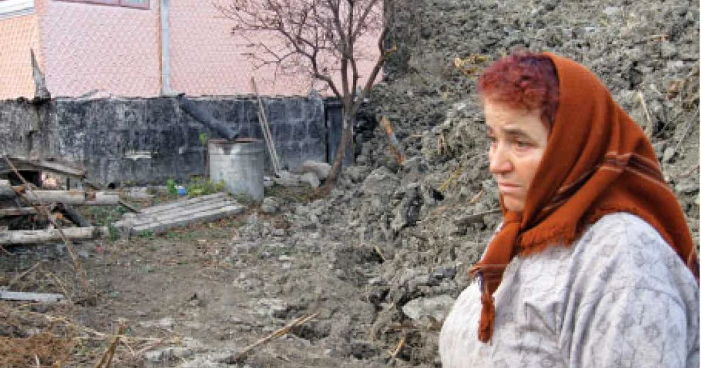 Ana Dinu a rămas fără casă după alunecările de teren din satul Chirileşti