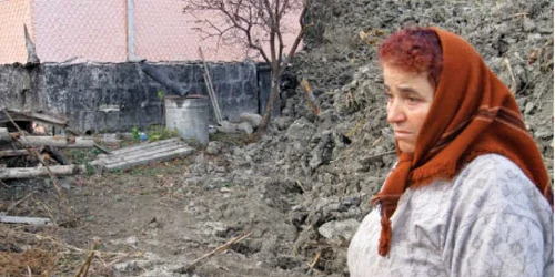 Ana Dinu a rămas fără casă după alunecările de teren din satul Chirileşti