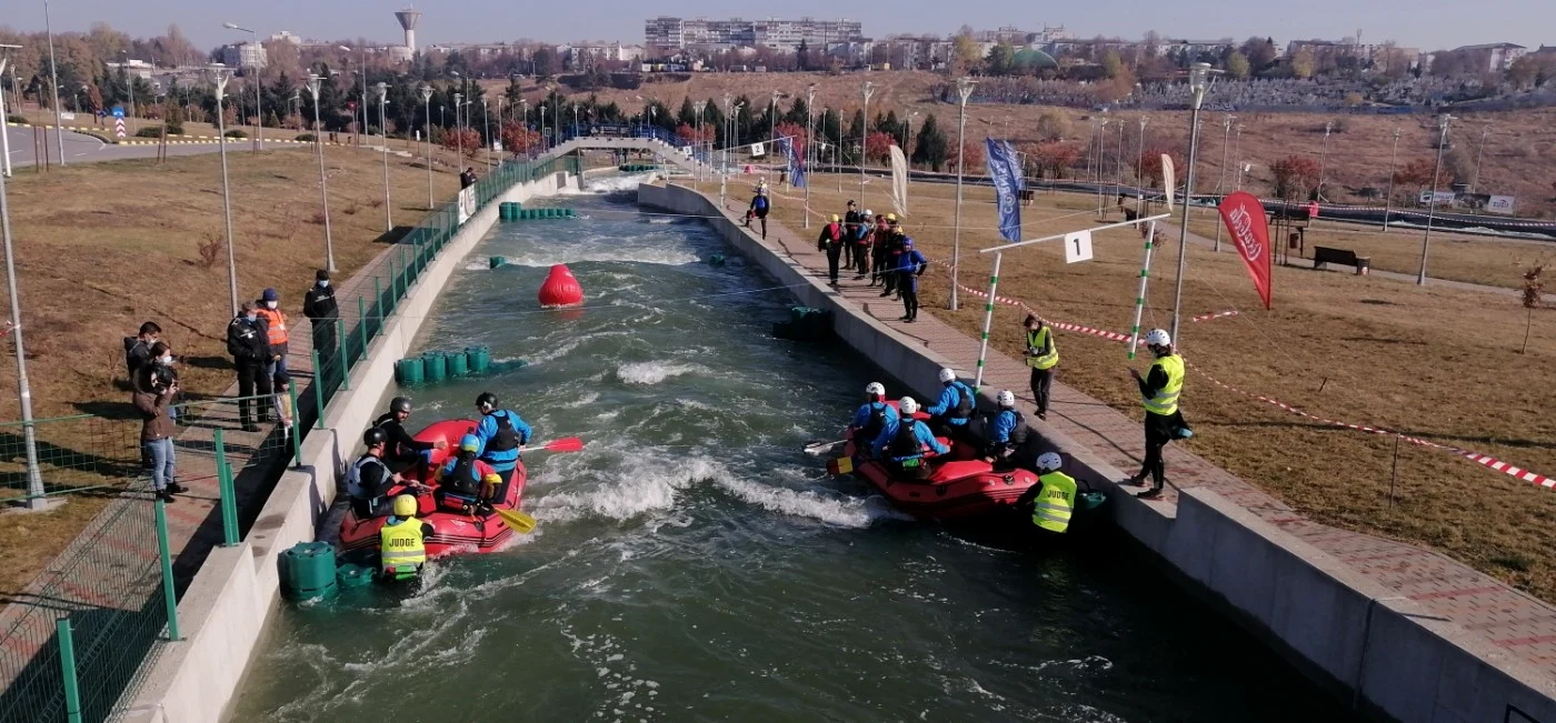 Echipele pregătite la start în cadrul Cupei la Rafting de la Cornişa FOTO Cosmin Zamfirache