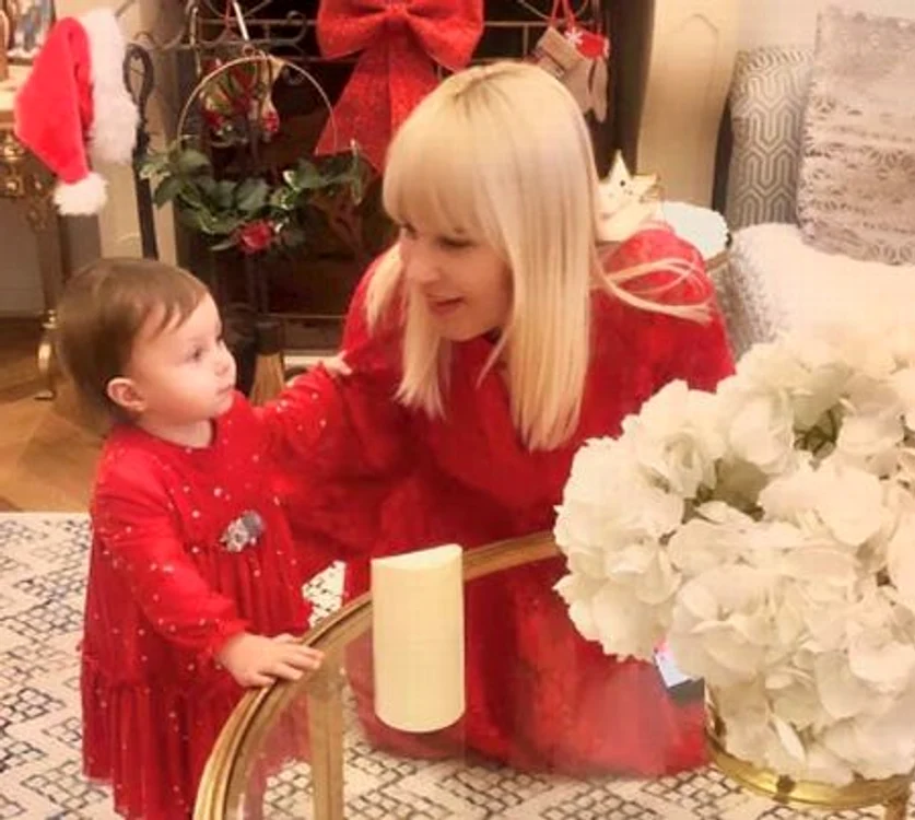
    Elena Udrea, Adrian Alexandrov și micuța Eva Maria, în vârstă de un an și 3 lunifoto: Facebook  