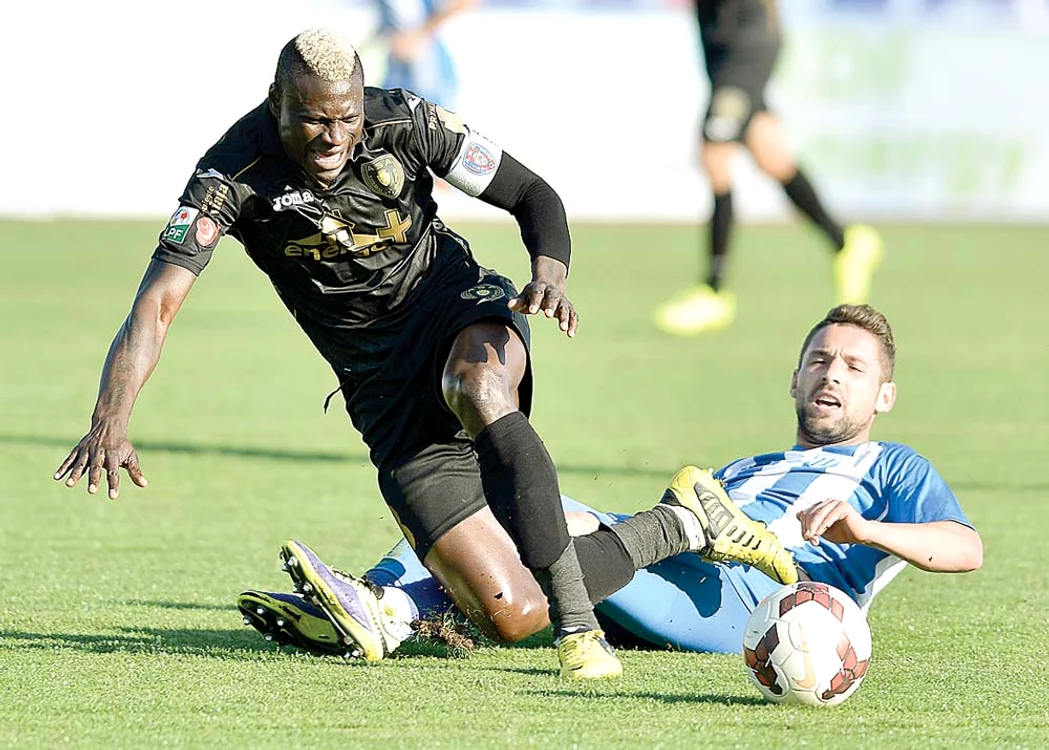 
    N’Doye a ieşit şifonat de pe terenFoto: Răzvan Păsărică  